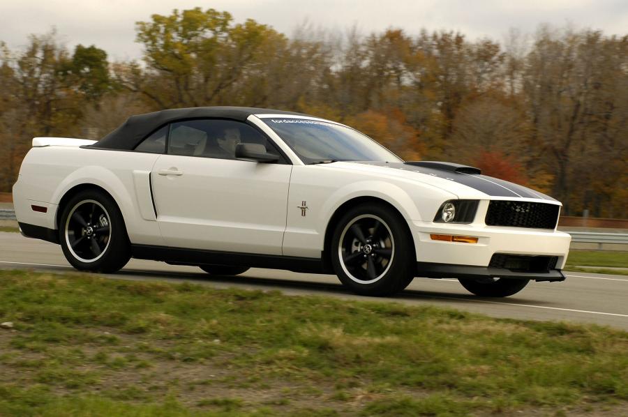  Ford Mustang GT Convertible 2006 года  (фото 4 из 27)